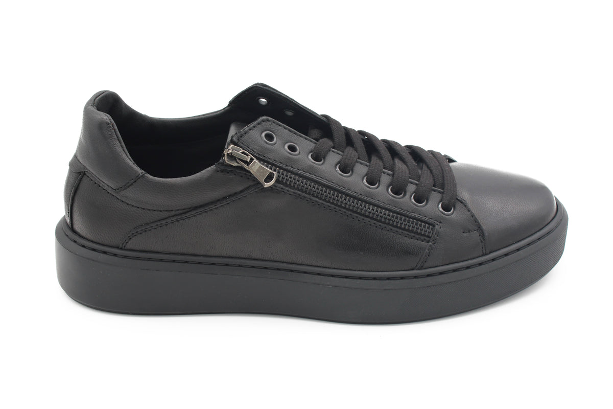 SNEAKERS IN PELLE NERA CON ZIP