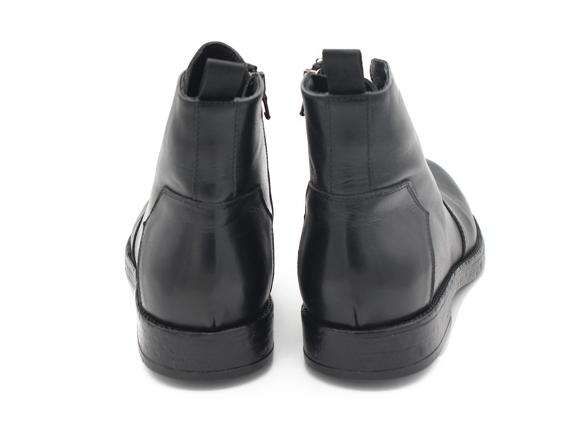 STIVALETTO STRINGATO IN PELLE NERO 