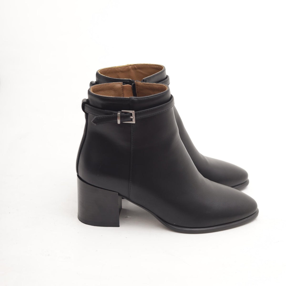STIVALETTO NERO CON CINTURINO 