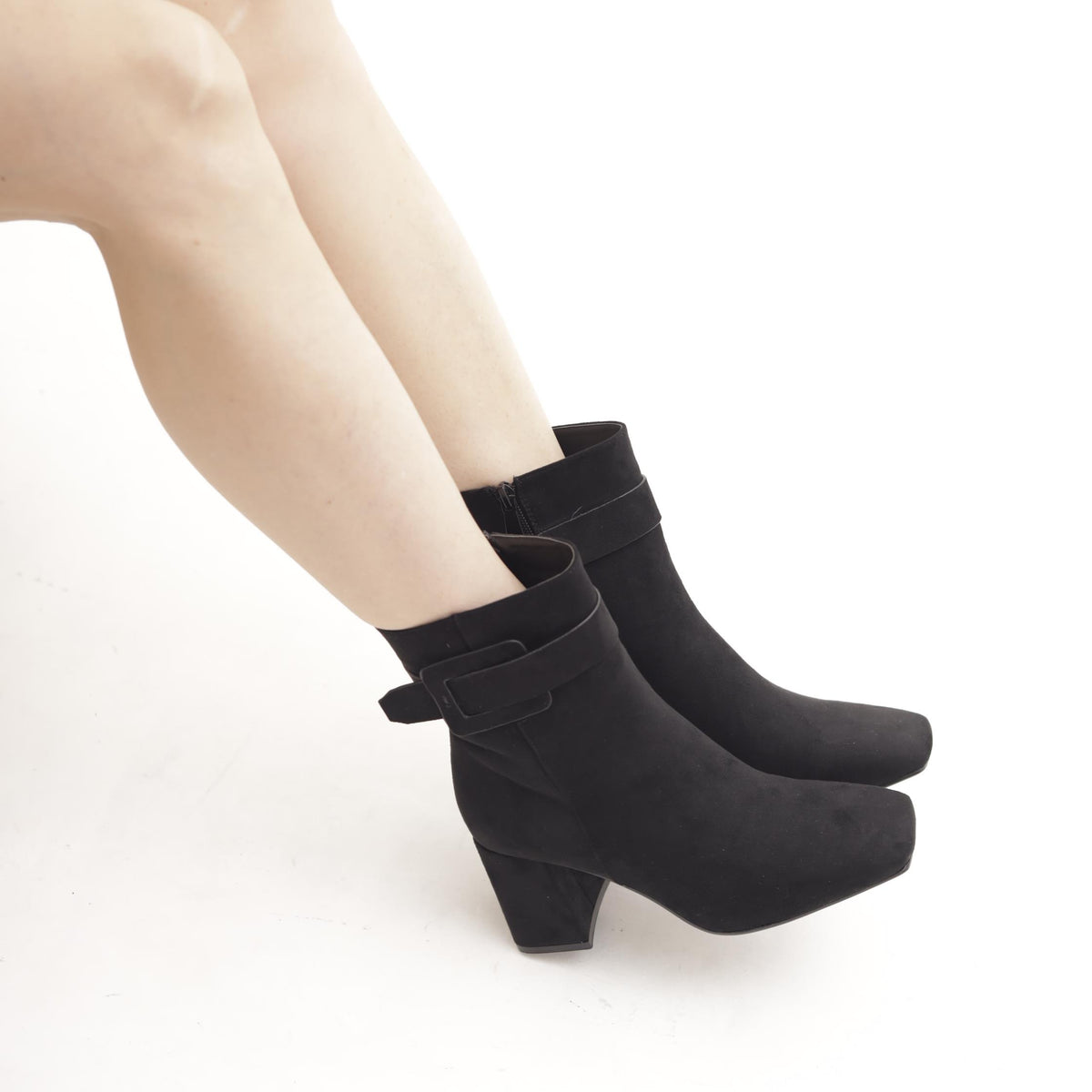 STIVALETTO IN CAMOSCIO NERO CON FIBBIA 