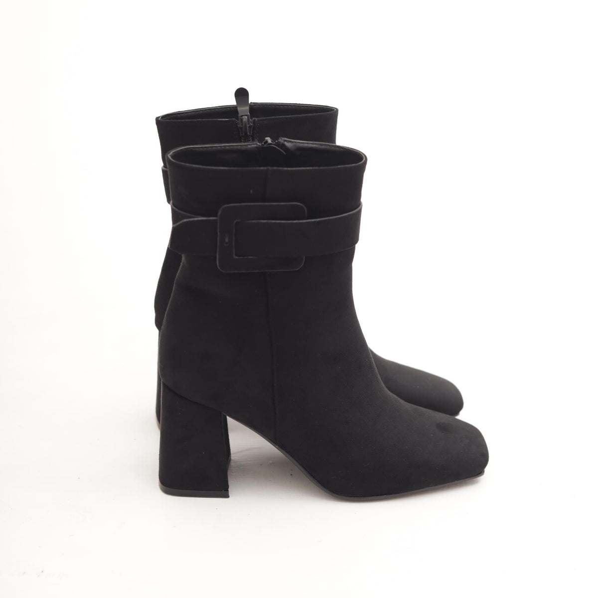STIVALETTO IN CAMOSCIO NERO CON FIBBIA 