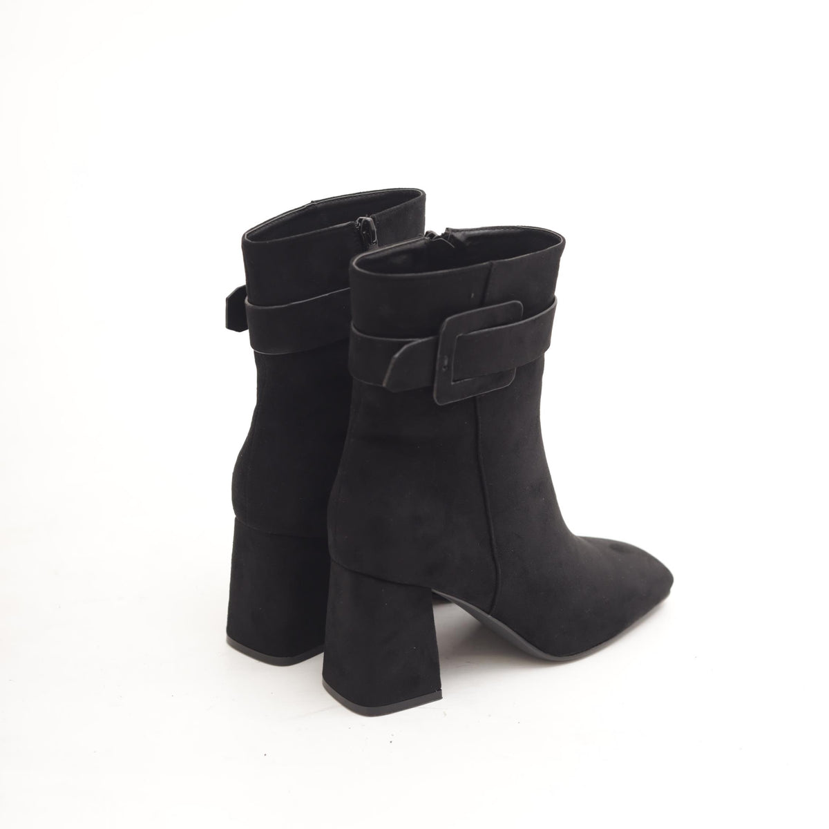 STIVALETTO IN CAMOSCIO NERO CON FIBBIA 