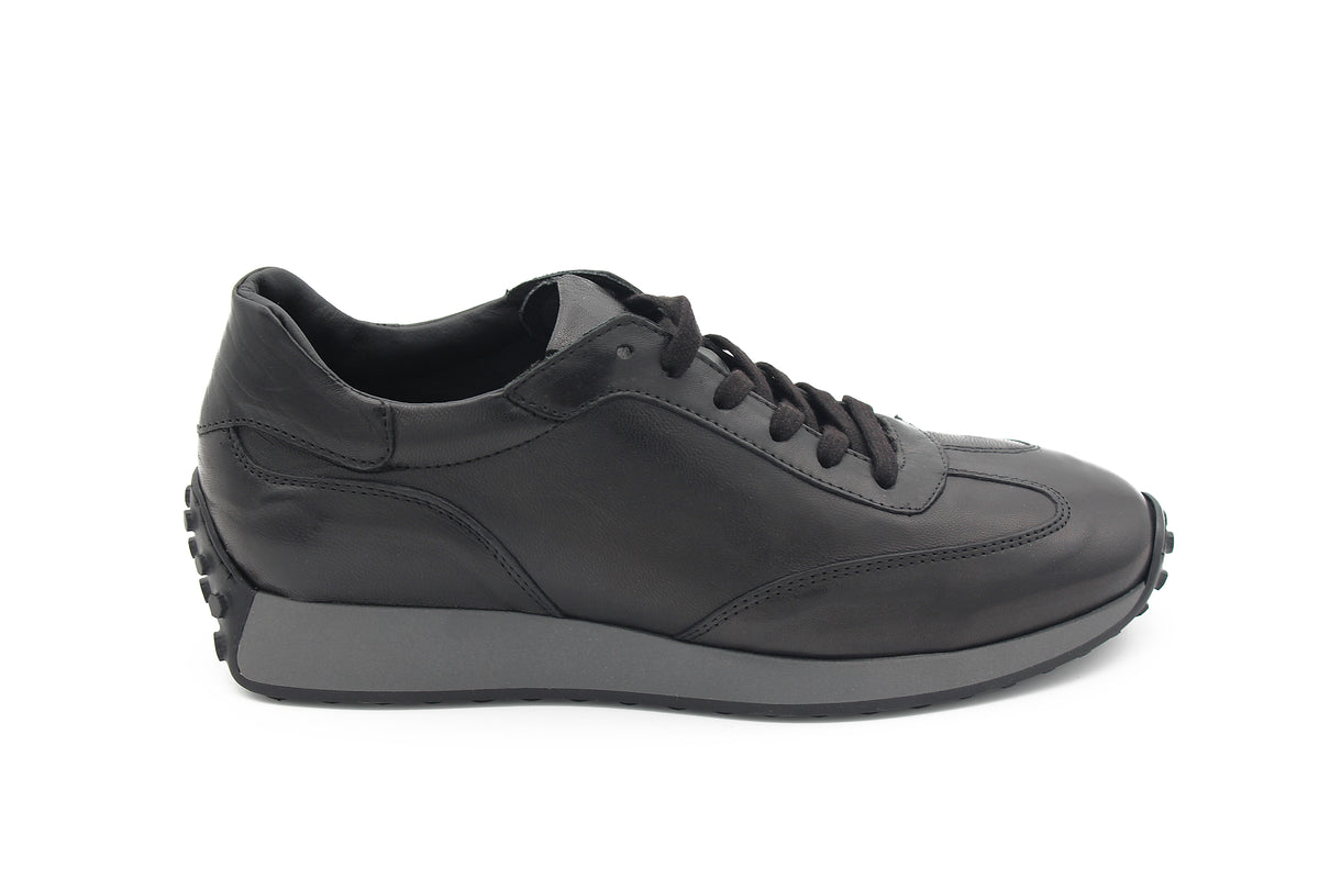 SNEAKERS IN PELLE NERO CON GOMMINI 