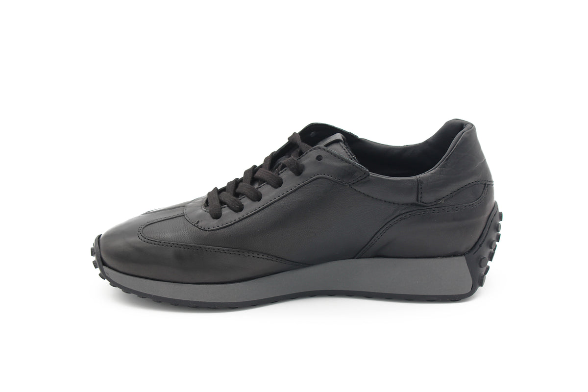 SNEAKERS IN PELLE NERO CON GOMMINI 