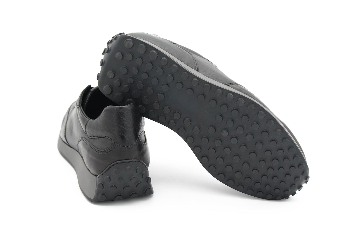SNEAKERS IN PELLE NERO CON GOMMINI 