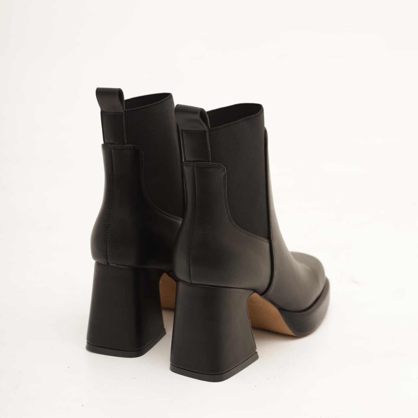 STIVALETTO ELASTICO E PLATEAU NERO 