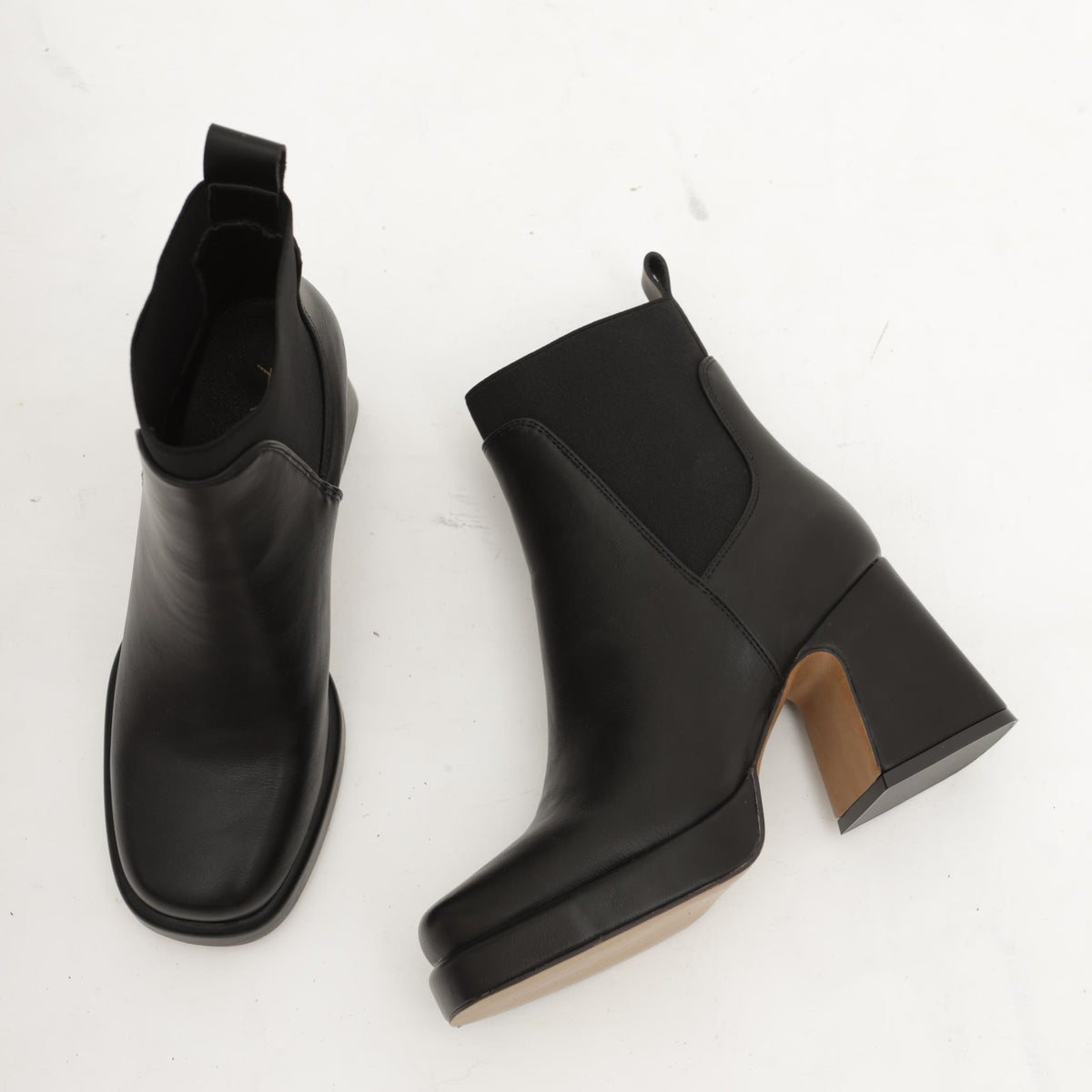 STIVALETTO ELASTICO E PLATEAU NERO 
