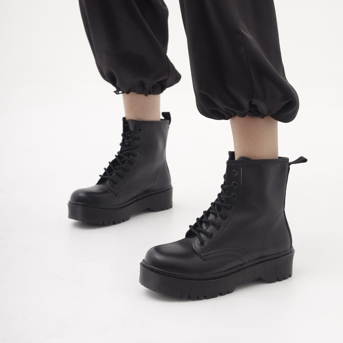 ANFIBIO 8 BUCHI PLATFORM NERO 